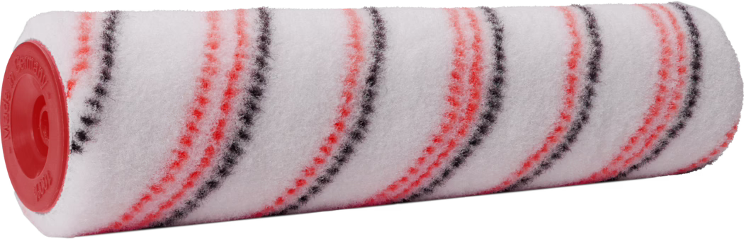 Pajarito_Dummy_Nylon Performance Line_168936_2021-11 Close-up van een witte verfrolvulling met diagonale rode en zwarte strepen en een rood kunststof eindkapje, bedoeld voor het verven van muren en binnenoppervlakken.
