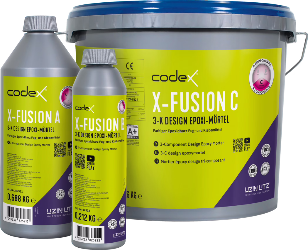 codex_Dummy_X-Fusion 3-C_front_2025-06 Drie gelabelde verpakkingen van Codex X-FUSION 3-componenten design epoxymortel (X-FUSION A, B en C) tegen een witte achtergrond. Een grote grijze emmer met blauwe deksel is gemarkeerd met 'X-FUSION C' (6 kg), vergezeld van twee kleinere grijze flessen met felgele etiketten 'X-FUSION A' (0,688 kg) en 'X-FUSION B' (0,212 kg). De verpakking toont het zwarte Codex-logo, contrasterende geel-paarse etiketontwerpen, technische tekst, certificeringspictogrammen en een QR-code. De foto benadrukt de verpakking, gewichtsaanduidingen, schroefdoppen en het metalen handvat van de emmer met duidelijke typografie.