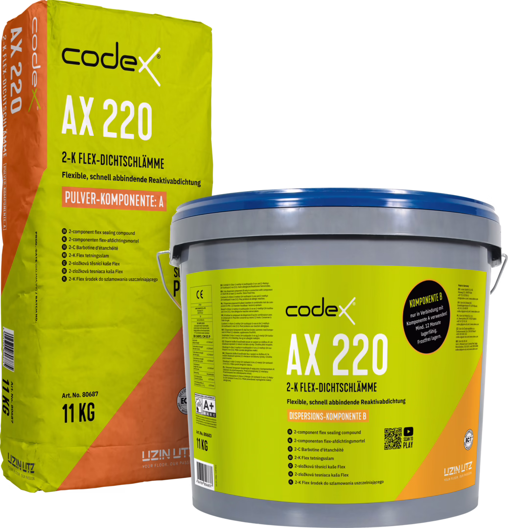 codex_Dummy_AX 220 A+B_right_2022-01 Studiofoto van twee verpakte componenten van het Codex AX 220 2-componenten flexibele afdichtingsmiddel. Links staat een hoge rechthoekige papieren zak in fel geel-groen met oranje accenten, bedrukt met merknaam 'codex', productcode 'AX 220' en het label 'Pulver-Komponente: A'; de zak toont producttekst, pictogrammen en het gewicht 11 kg. Rechts staat een grijze kunststof emmer met blauwe deksel en een groot geel-groen etiket met de tekst 'codex AX 220' en 'Dispersions-Komponente B'; het etiket bevat technische tekst, meertalige instructies, een QR-code en productpictogrammen. Beide verpakkingen staan op een witte achtergrond; de compositie benadrukt kleurcontrast, typografie en de functionele combinatie van poeder- en dispersiecomponent voor een snel uithardend, flexibel waterdichtingssysteem voor wanden en vloeren.