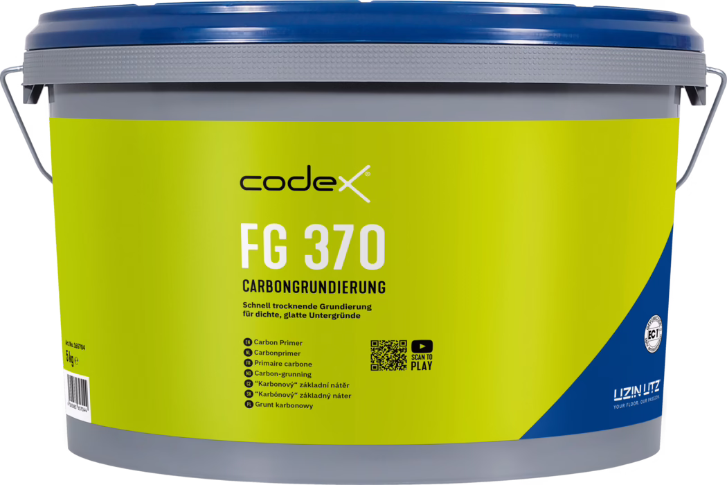codex_Dummy_FG 370_front_2023-12 Een grote kunststofemmer van Codex FG 370 carbonprimer met een felgele etiket en blauwe deksel, metalen handvat; op het etiket staat de productnaam 'FG 370', de term 'Carbongrundierung', een korte Duitse gebruiksomschrijving, een QR-code en het fabrikantslogo. Hoge resolutie productfoto met duidelijke etiketdetails en verpakkingstextuur.