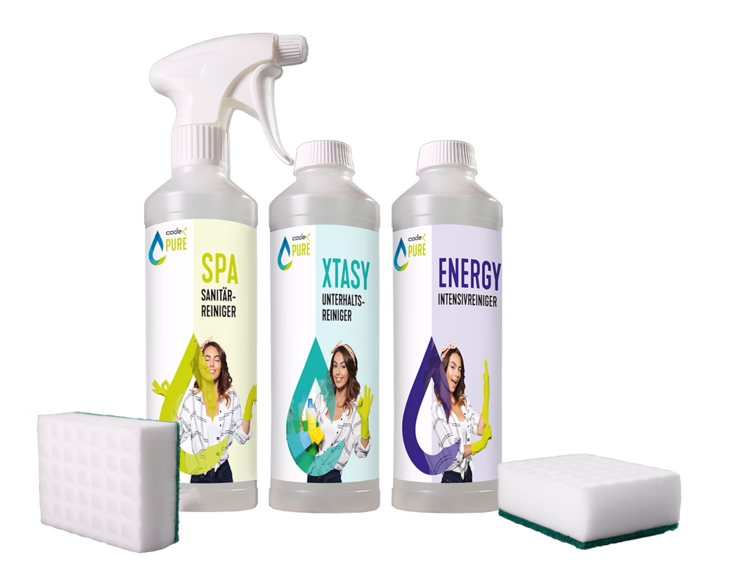 codex_Dummy_Pure Starterset_2021-06 Three transparent plastic bottles of household cleaning products from the brand 'codex PURE' stand side by side on a white background. From left to right: a spray bottle labeled 'SPA Sanitär-Reiniger' with a pale yellow label and a trigger spray head, a bottle labeled 'XTASY Unterhalts-Reiniger' with a light turquoise label and a screw cap, and a bottle labeled 'ENERGY Intensivreiniger' with a light purple label and a screw cap. Each label features a smiling woman wearing yellow rubber gloves holding cleaning items. Two white rectangular scouring sponges with green abrasive bottoms are placed in front of the bottles, one at the left and one at the right. The image is brightly lit, clean and product-focused, suitable for e-commerce, advertising or packaging presentation.